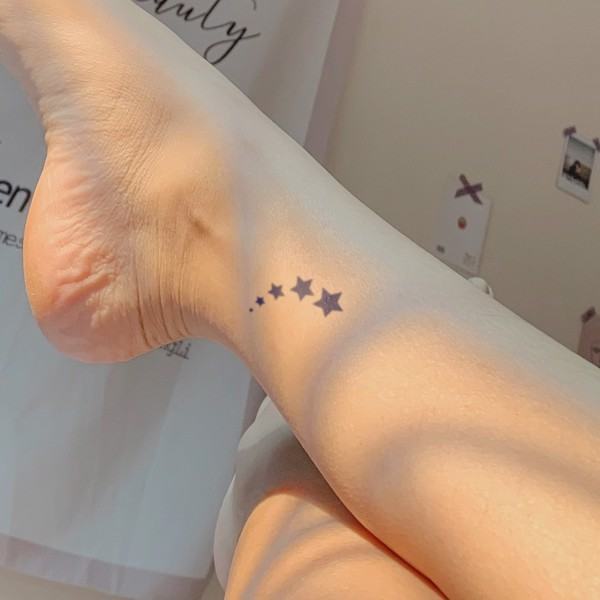 Hình xăm ngôi sao trên chân