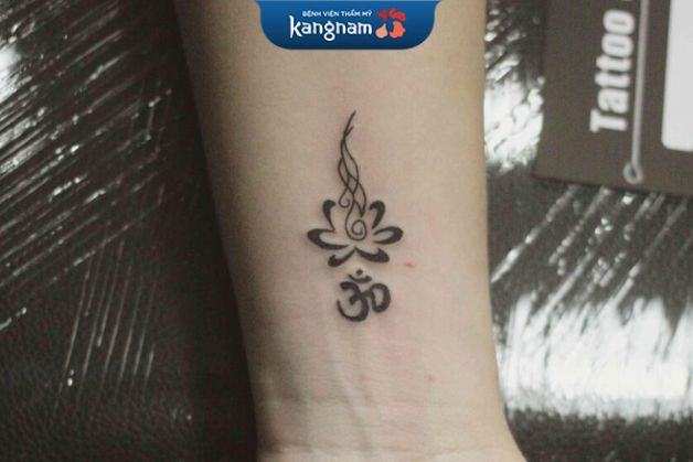 Thiết kế tattoo hoa và chữ Om