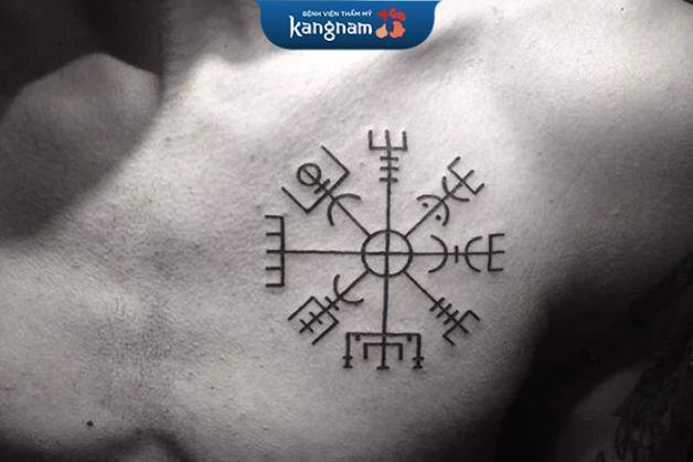 Tattoo biểu tượng tôn giáo đầy bí ẩn ở ngực trái