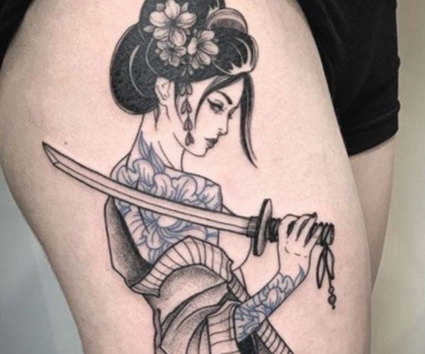 hình xăm geisha cầm kiếm 
