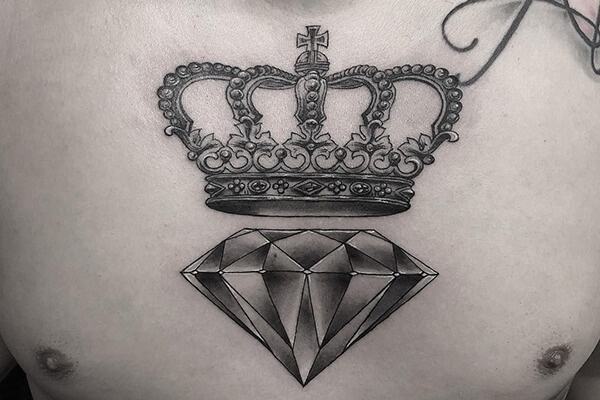 Hình xăm dán tatoo vương miện kim cương 2024: Sự pha trộn giữa hình xăm và kim cương đã mang đến một sáng tạo mới cho năm