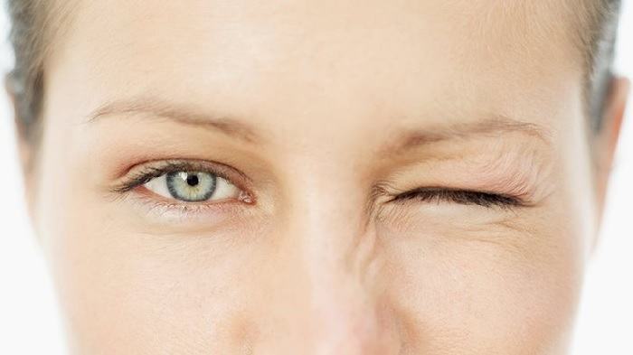 Nháy mắt trái nữ là hiện tượng phổ biến