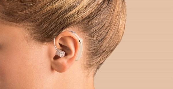 Ngứa tai do đeo tai nghe hoặc sử dụng máy trợ thính quá nhiều