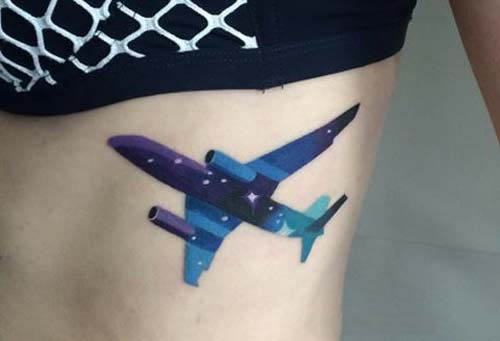 Hình xăm máy bay 3D đầy màu sắc xăm bên hông