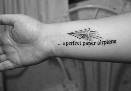 Một chiếc máy bay giấy và một thông điệp ý nghĩa. Đây quả là một sự kết hợp hoàn hảo!!
