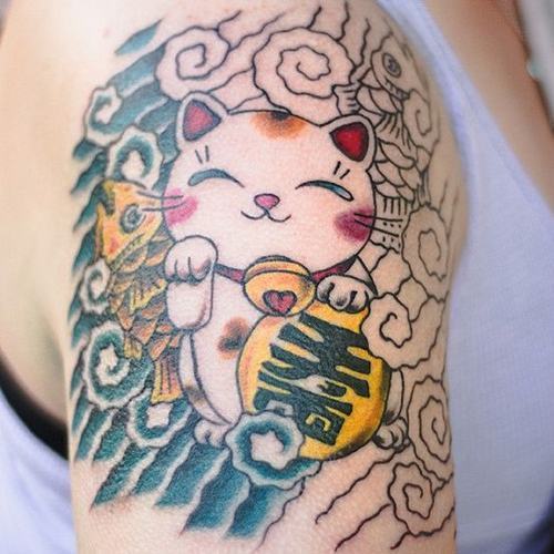 Lucky cat tattoo: Hình ảnh mèo may mắn còn được gọi là Maneki-Neko là biểu tượng quen thuộc của văn hóa Nhật Bản. Xem hình về các tác phẩm nghệ thuật mới nhất về cây bút mèo này. Ngoài may mắn, Maneki-Neko còn mang đến niềm vui và sự thành công cho chủ nhân của nó.