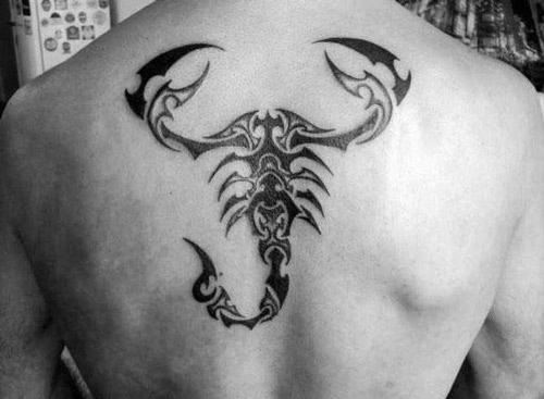 Skorpion-Tattoo auf der Hand