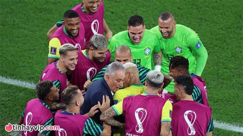 Brazil: Roy Keane rơi nước mắt với màn ăn mừng đậm chất samba