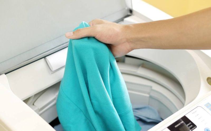 Phân loại quần áo trước khi giặt