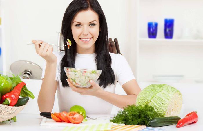 Ăn nhiều rau xanh và trái cây giúp cân bằng dinh dưỡng