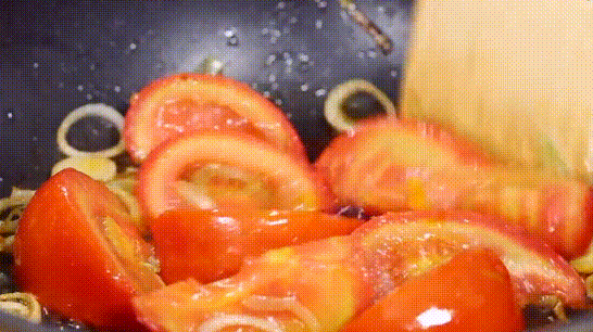 Cho dầu ăn vào chảo rồi cho hồng (tỏi tây) vào phi thơm rồi cho cà chua vào xào chín, nêm 1/2 thìa muối và 1 thìa dầu điều để tạo màu.