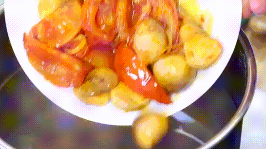 Sau 20 phút vớt rau củ quả ra rồi trút lần lượt cà chua, nấm, đậu rán vào.