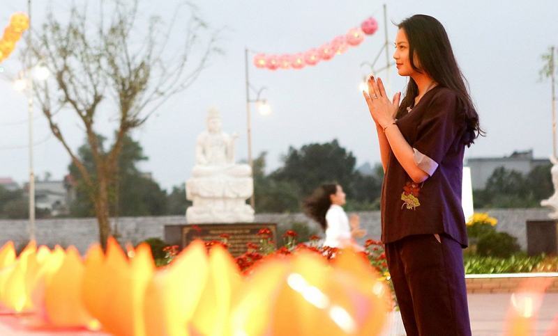 Ở Việt Nam vào ngày lễ này, Phật tử từ khắp nơi trên thế giới đến viếng chùa lễ Phật để cầu bình an