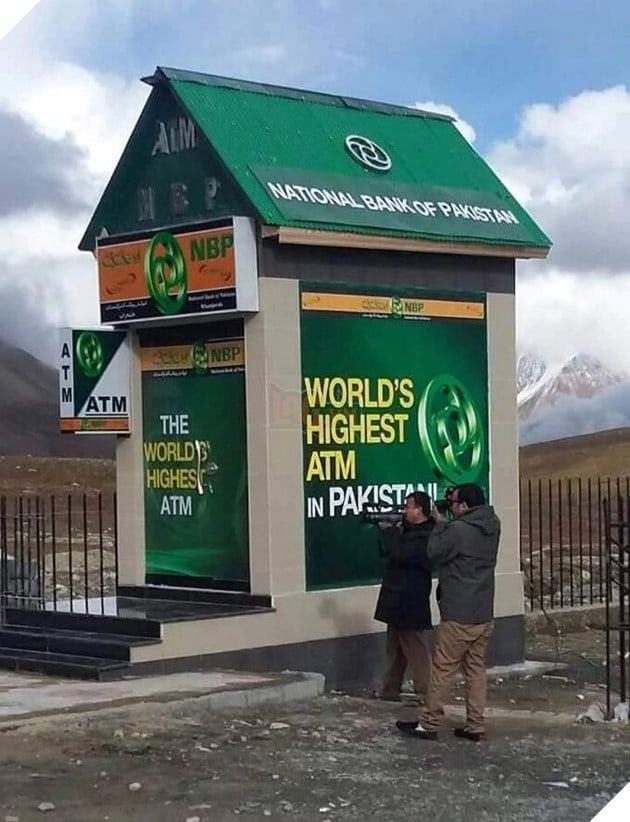 ATM cô đơn trên đèo cao nhất thế giới 2