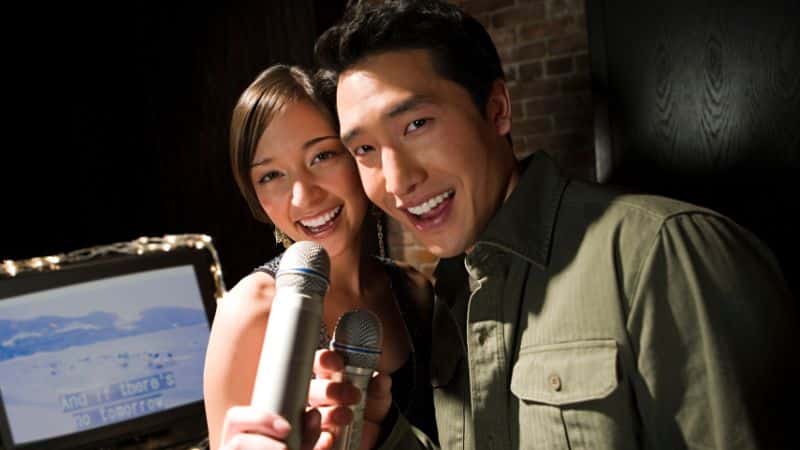 Chuyên gia cảnh báo nguy cơ lây nhiễm bệnh hô hấp từ việc hát karaoke