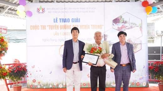 Ông Bùi Tá Ba - Trưởng Ban Liên lạc Cựu học sinh Nghĩa Trung tại thành phố Hồ Chí Minh phát biểu tại buổi lễ trao giải