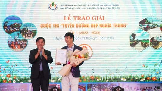 Ban tổ chức tặng hoa tri ân cho ông Bùi Tá Ba - Trưởng Ban Liên lạc Cựu học sinh Nghĩa Trung tại thành phố Hồ Chí Minh