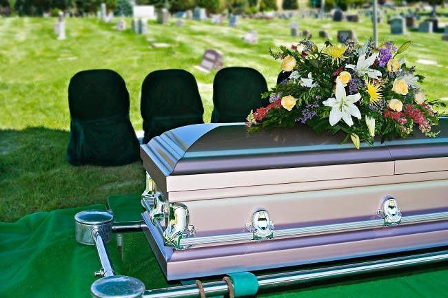 Vì sao cần đốt vía sau khi đi viếng đám tang? Nên làm gì khi đi viếng đám tang về? Những ai không nên đi viếng dự đám tang?