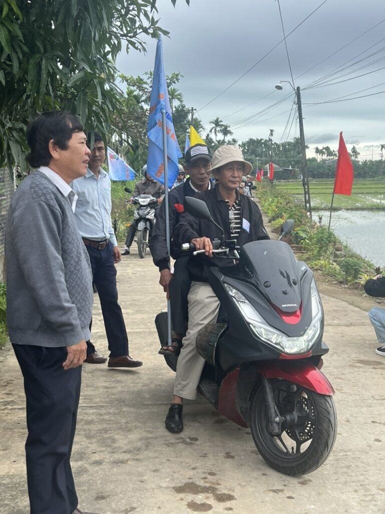 Các đại biểu tham quan các tuyến đường hoa trên địa bàn xã Nghĩa Trung