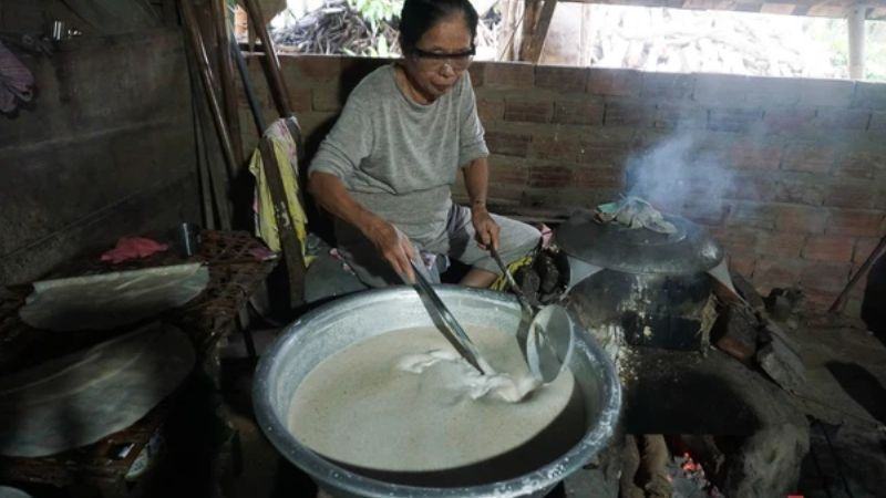 Khám phá quy trình làm bánh tráng trực tiếp tại làng nghề