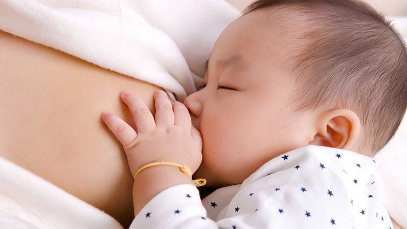 Hậu quả của việc bé chỉ bú sữa khi ngủ