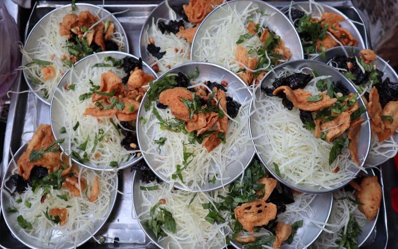 Đĩa gỏi khô bò đậm đà hương vị tồn tại gần nửa thế kỷ ở Sài Gòn, là món ăn vặt đường phố của mọi thế hệ.