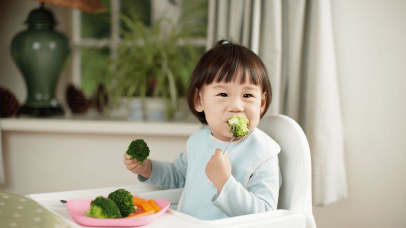 Cho trẻ ăn nhiều rau xanh