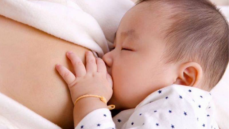 Không cho trẻ bú sữa mẹ trong 6 tháng đầu