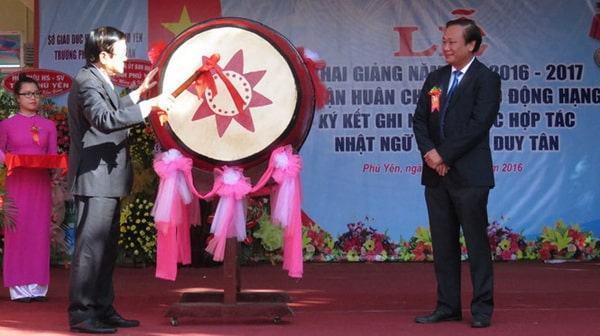 Nguyên Chủ tịch nước Trương Tấn Sang đánh trống khai giảng năm học mới