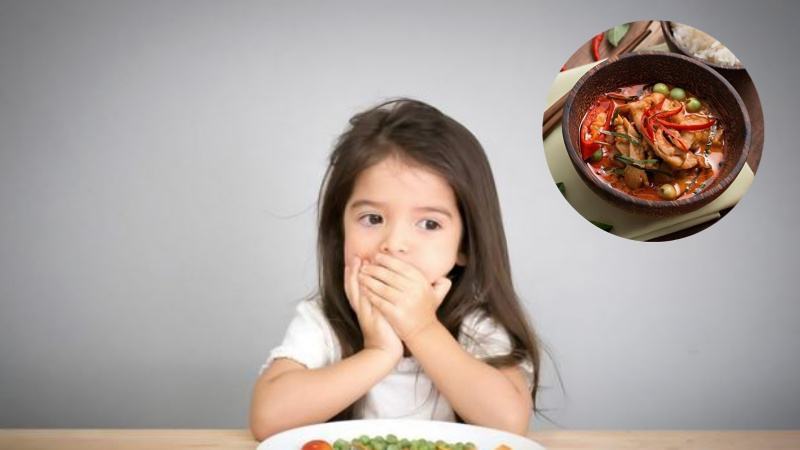 Thức ăn cay nóng và khó tiêu có thể gây kích ứng dạ dày và khiến bé khó tiêu hóa hơn