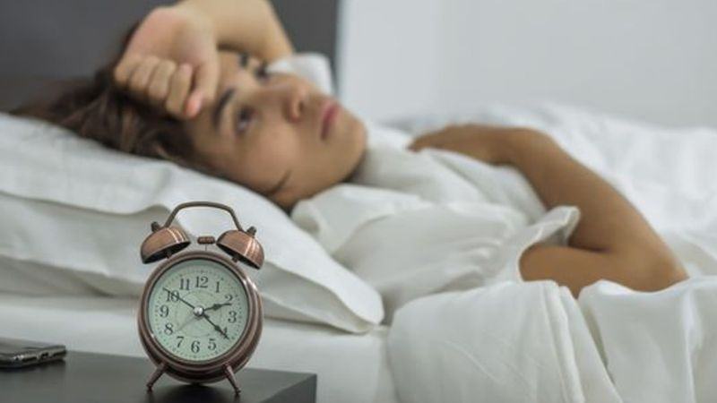 Khó hoặc mất ngủ, thường xuyên lo lắng, đổ mồ hôi khi ngủ