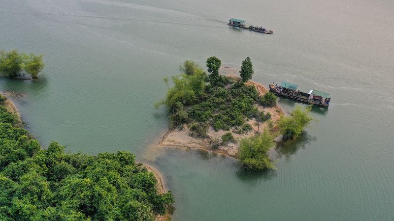 Hồ Liệt Sơn trong vắt và tĩnh lặng