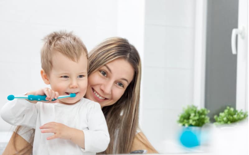 Khi trẻ được 2 tuổi, cha mẹ nên dạy trẻ đánh răng.  (Ảnh: Shutterstock.com)