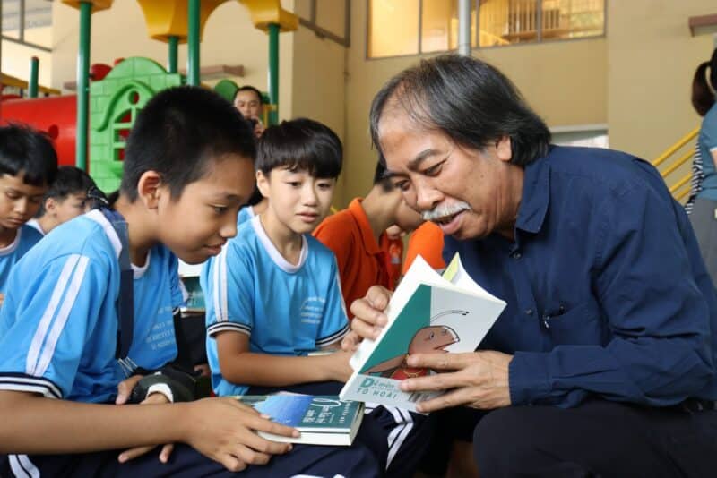 Hội Nhà văn Việt Nam trao tặng 1.200 bản sách thiếu nhi cho học sinh Trường THPT Buôn Đôn