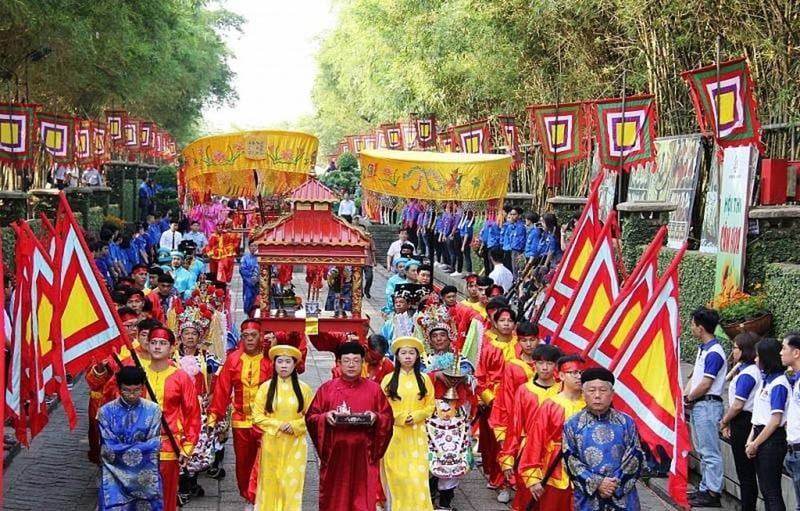 Lễ hội Đền Hùng được tổ chức trang trọng theo truyền thông văn hóa dân tộc.