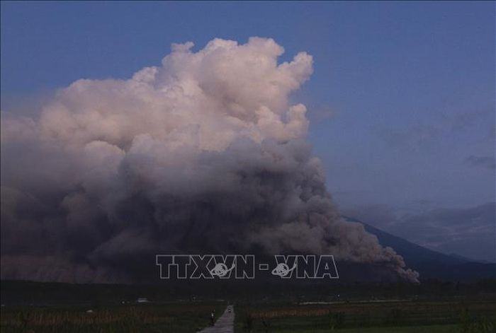 Núi lửa Semeru ở Indonesia phun trào