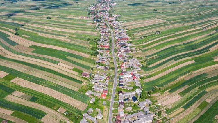 Ngôi làng Suloszowa hiện ra như một bức tranh khi nhìn từ trên cao.