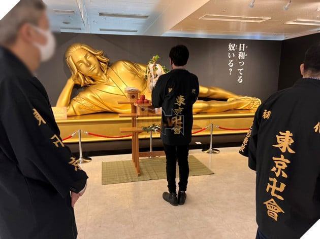 Mikey được điêu khắc như một bức tượng vàng theo phong cách Phật nằm tại triển lãm Tokyo Revergers 3