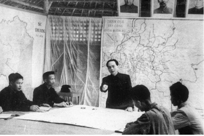Ngày 6-12-1953, Bộ Chính trị họp, quyết định mở Chiến dịch Điện Biên Phủ và thông qua kế hoạch tác chiến, giao Đại tướng Võ Nguyên Giáp làm Tư lệnh chiến dịch.