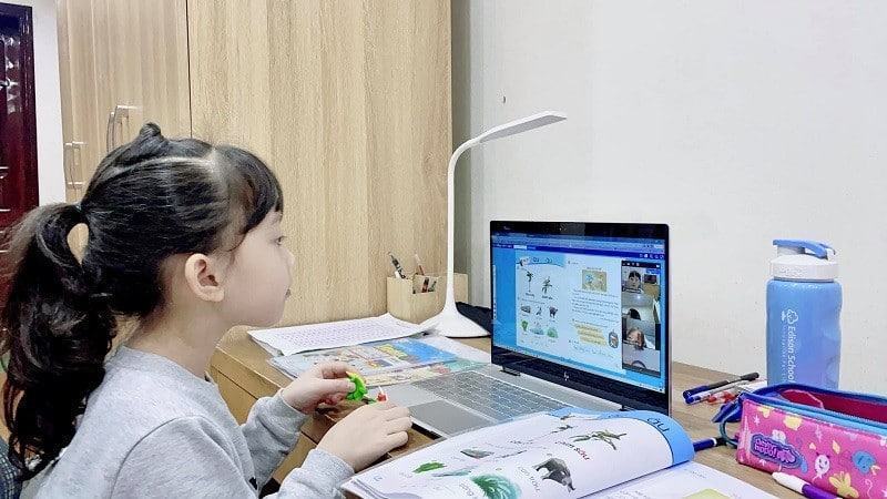 Children learning math through videos will have many advantages and disadvantages of their own.  (Photo: Internet Collection)