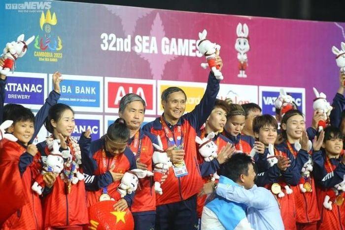 Ngả mũ trước tuyển nữ Việt Nam: Lập kỷ lục SEA Games, khẳng định ngôi số 1