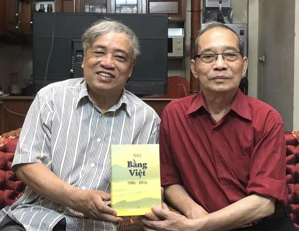 Nhà thơ Trần Mai Hưởng (trái) và nhà thơ Bằng Việt.