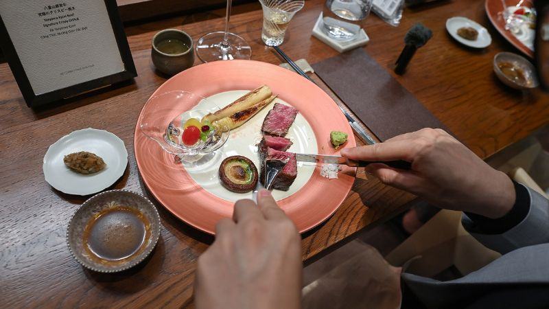 Thực khách dùng bữa tại Hibana by Koki.  nhà hàng