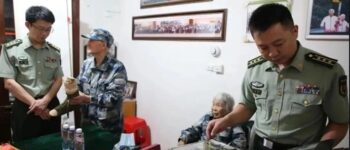 Cặp vợ chồng già 90 tuổi đi giày rách đến ngân hàng