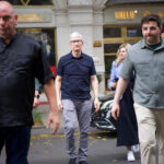 CEO Apple Tim Cook đi dạo trên phố Hai Bà Trưng, ​​Hà Nội