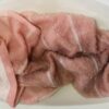 Sau một thời gian sử dụng, bạn cần giặt sạch khăn để loại bỏ vi khuẩn, bụi bẩn trên khăn.