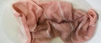 Sau một thời gian sử dụng, bạn cần giặt sạch khăn để loại bỏ vi khuẩn, bụi bẩn trên khăn.