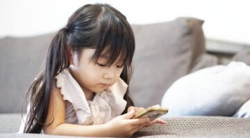 Sử dụng điện thoại quá nhiều có thể khiến trẻ gặp nhiều vấn đề về tâm lý.  Ảnh minh họa