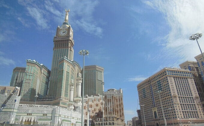 Abraj Al-Bait là một khu phức hợp tòa nhà chọc trời nằm ở Mecca, Ả Rập Saudi