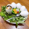 Bạn nên chọn trứng vịt lộn non vì trứng non sẽ mềm, thơm ngon và giàu chất dinh dưỡng.